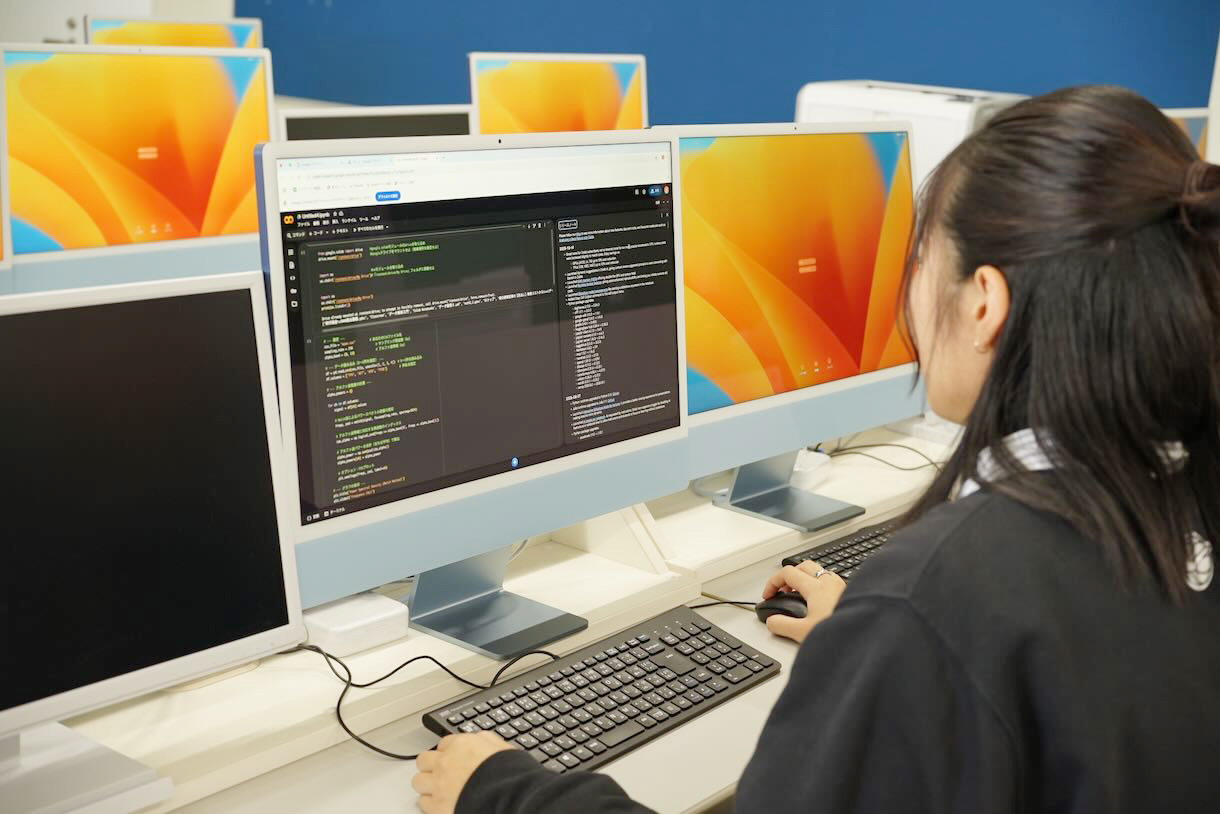 現在は研究室に所属し、より専門的な分野の学びを深めています