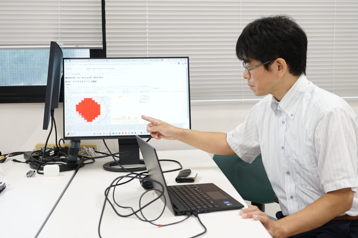 「私たちの研究室では、人口や建物、天気などの情報を細かいマス目（メッシュ）に区切った地図上で集計し統計化する『メッシュ統計』の研究に取り組んでいます」