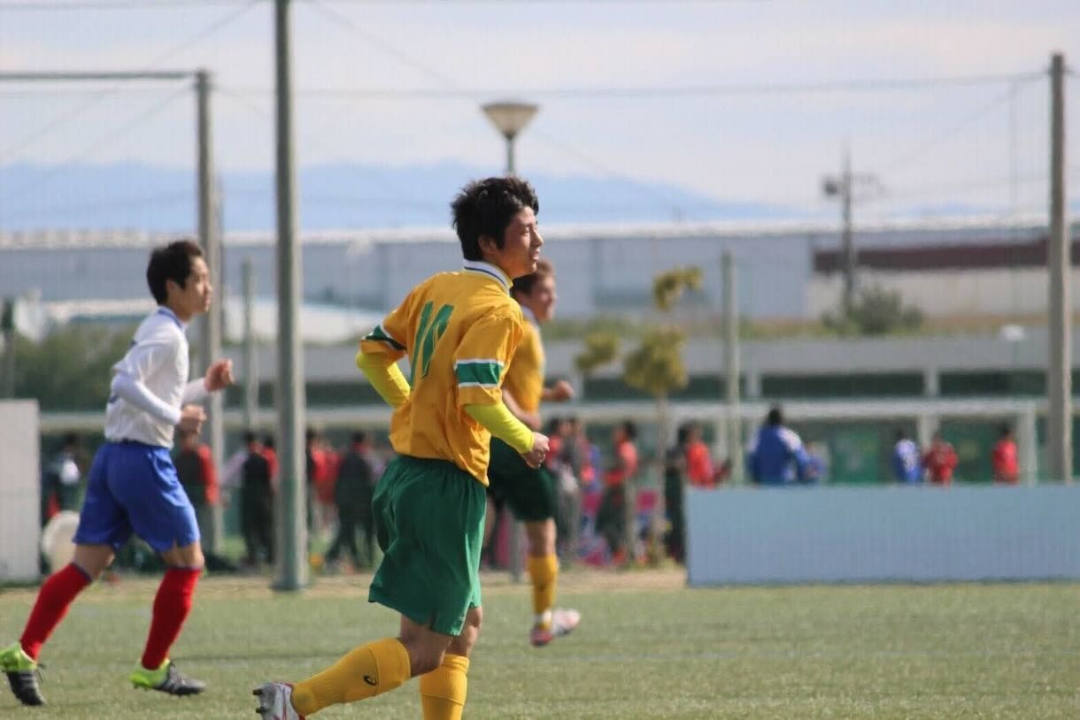 プロサッカー選手になるのが夢で、高校までサッカーの練習に明け暮れた