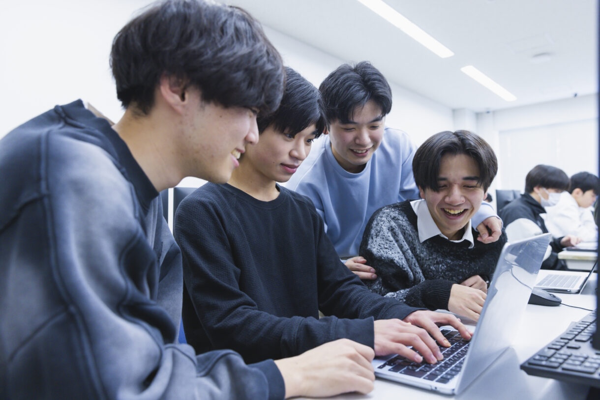 学生一人ひとりの現状やニーズに即した情報提供と問題解決を行っている