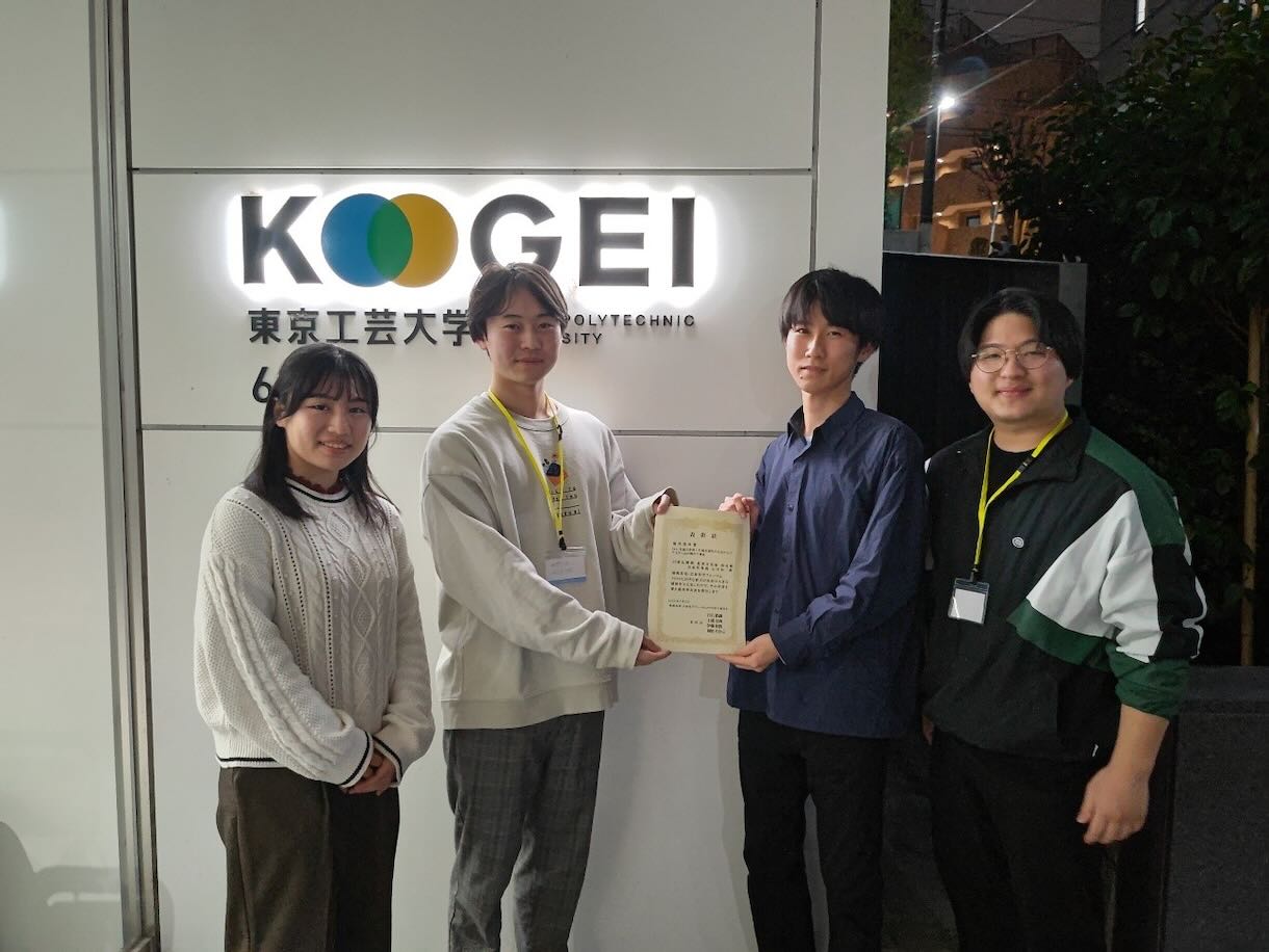 学外の学会ポスター発表での集合写真