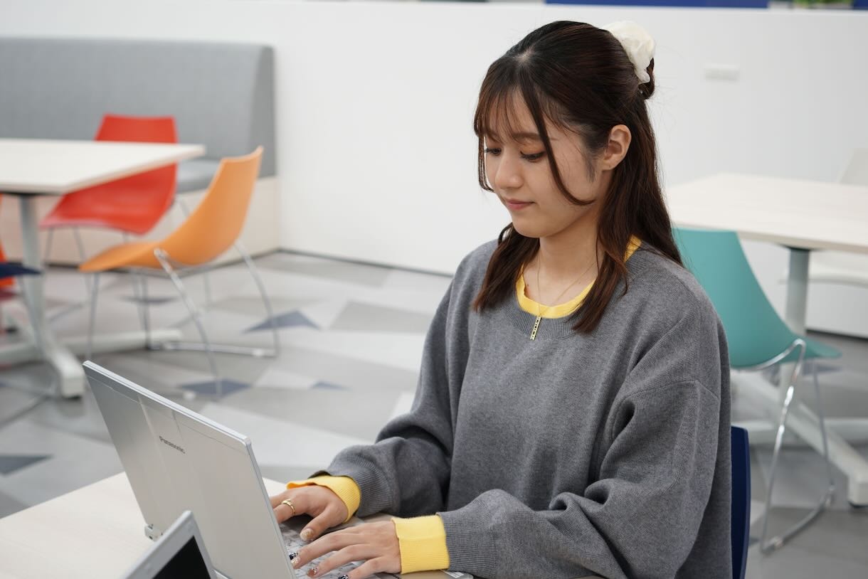 盛吉さんは現在、脳波を用いた研究に取り組んでいる